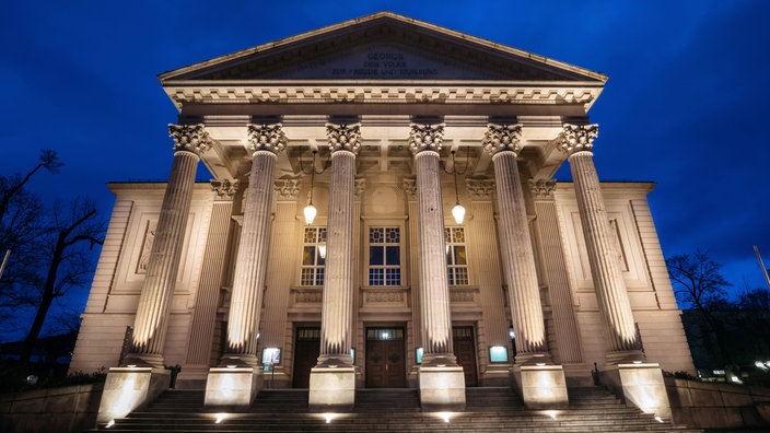 Säulenfassade des Meininger Staatstheaters | Bildquelle: dpa Säulenfassade des Meininger Staatstheaters