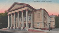 Eine kolorierte Postkarte von etwa 1915 zeigt das Herzogliche Hoftheater in Meiningen