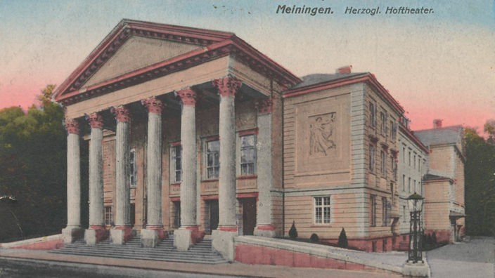 Eine kolorierte Postkarte von etwa 1915 zeigt das Herzogliche Hoftheater in Meiningen