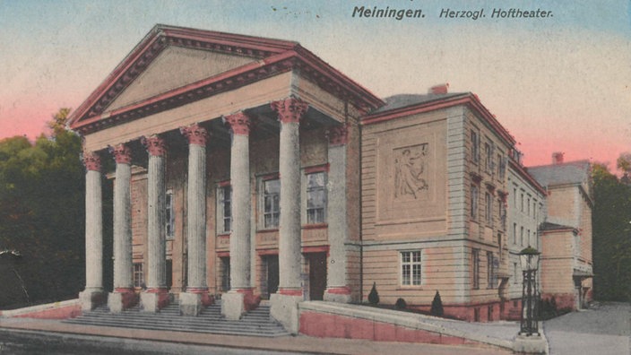 Eine kolorierte Postkarte von etwa 1915 zeigt das Herzogliche Hoftheater in Meiningen | Bildquelle: akg Eine kolorierte Postkarte von etwa 1915 zeigt das Herzogliche Hoftheater in Meiningen