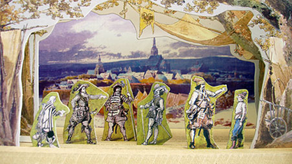 Eine Miniaturbühne aus farbigem Papier zeigt eine Szene aus Schillers Bühnenstück 'Wallensteins Lager'.