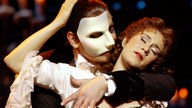 Ein Szenenphoto zeigt Ethan Freeman als 'Phantom der Oper' und Anne Görner in der Rolle der Christine in einer Aufführung aus dem Jahr 2006 in Essen.