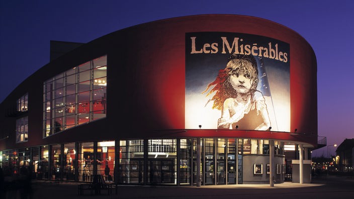 Großes Banner "Les Miserables" am Musical Theater in Duisburg