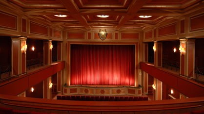 Der rote Vorhang im Filmtheater am Sendlinger Tor in München. 