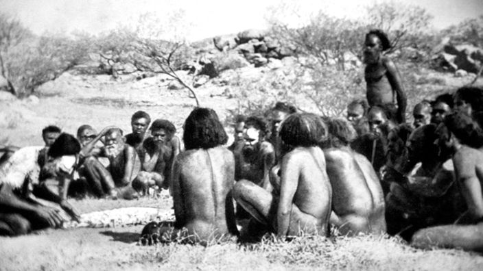 Aborigines bei einer religiösen Zeremonie.