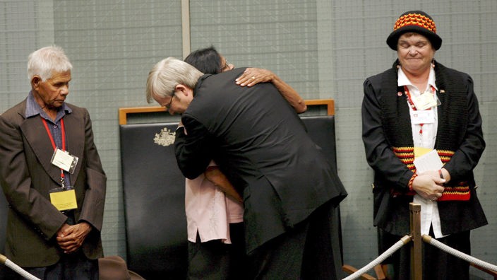 Australiens Premierminister Kevin Rudd umarmt eine Aborigine bei seiner Entschuldigungsrede im Februar 2008.
