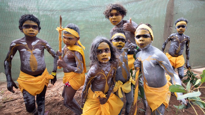 Kinder vom Gumatj-Clan bereiten sich auf einen traditionellen Tanz vor