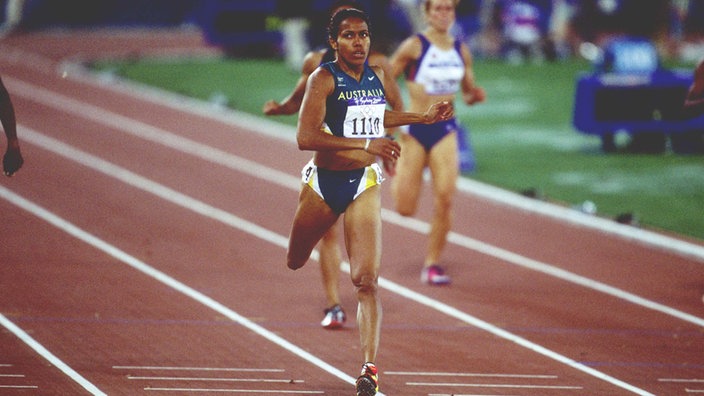 400-Meter-Läuferin Cathy Freeman bei den Olympischen Spielen 2000 in Sydney. | Bildquelle: dpa 400-Meter-Läuferin Cathy Freeman bei den Olympischen Spielen 2000 in Sydney.