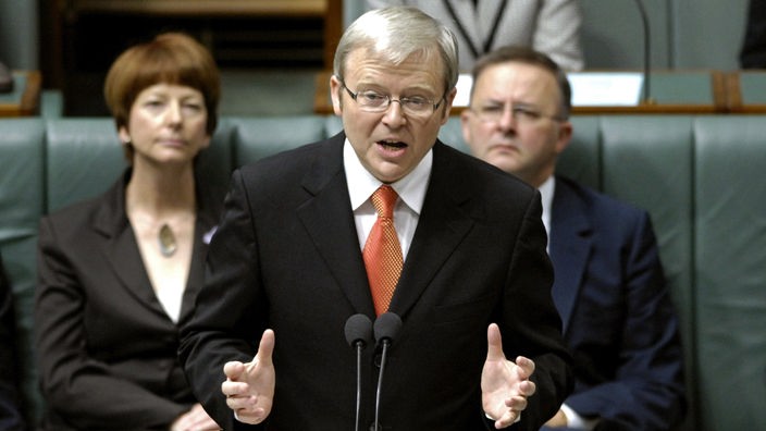 Australiens Premierminister Kevin Rudd entschuldigt sich im Februar 2008 offiziell bei den Aborigines.