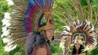 Zwei Azteken mit Federschmuck