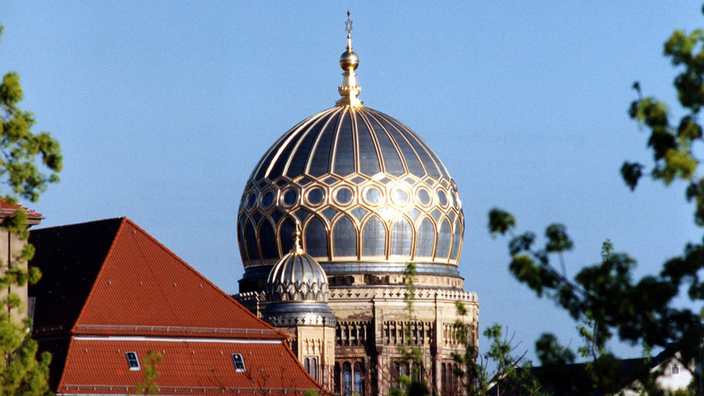 Synagoge mit einer kunstvoll verzierten Kuppel und dem Davidstern auf der Spitze.