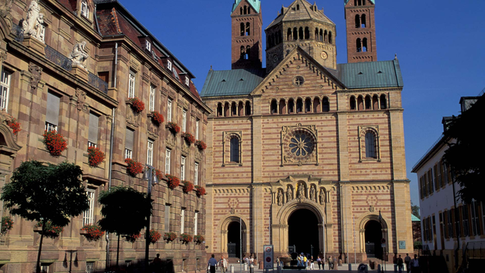 Die Speyerer Altstadt mit dem Kaiserdom, dem Domplatz und einigen Fußgängern.