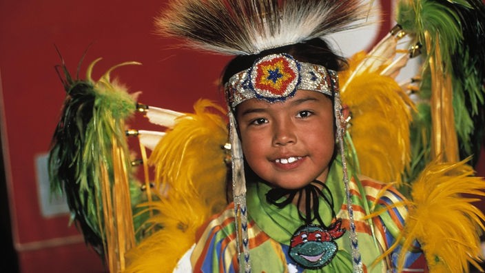 Indianisches Kind in der Stammestracht.