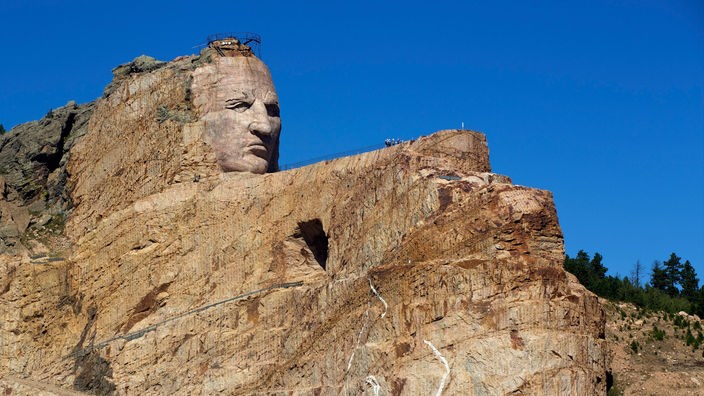 Blick auf eine Crazy-Horse-Gedenkstätte – ein überdimensionaler Indianerkopf wurde in den Fels gehauen.