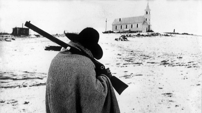 Ein indianischer Wachposten patrouilliert 1973 mit Gewehr vor der Gedenkstätte "Wounded Knee" 