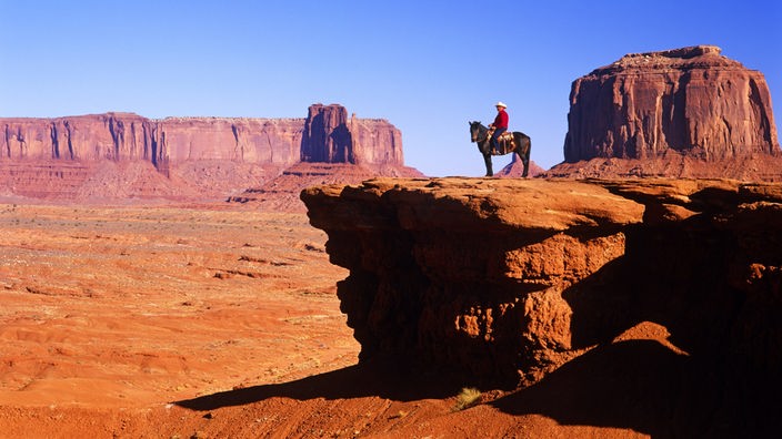 Ein Reiter am Monument Valley in Arizona