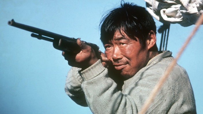 Inuk zielt mit einem Jagdgewehr. | Bildquelle: dpa Inuk zielt mit einem Jagdgewehr.