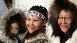 Drei Generationen Inuit-Frauen