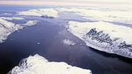 Luftaufnahme verschneiter Inselwelt Nordkanadas.