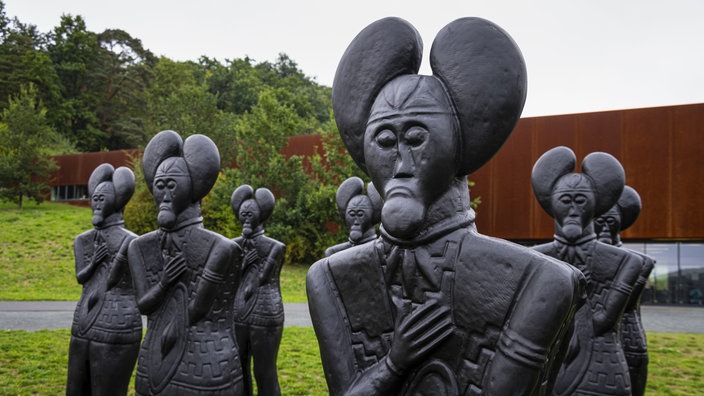 Nachbildungen einer Statue von einem keltischen Krieger im Museum Keltenwelt am Glauberg | Bildquelle: picture alliance / greatif / Florian Gaul Nachbildungen einer Statue von einem keltischen Krieger im Museum Keltenwelt am Glauberg