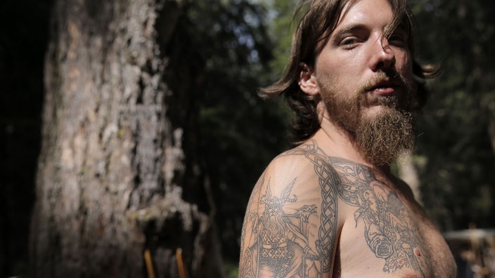 Mann mit keltischen Tattoos | Bildquelle: AFP/Marco Bertorello Mann mit keltischen Tattoos