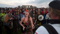 Menschen machen Musik und tanzen in Stonehenge