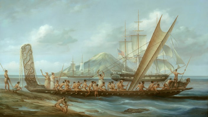 Ein Gemälde zeigt ein großes Kanu mit Segel, das gerade an der Küste einer Insel landet. Darin sitzen mehrere Personen, zum Teil nackt, zum Teil mit weißen Tüchern umgeschlungen.