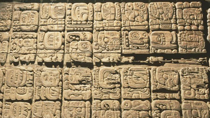 28 in Holz geschnitzte Schriftzeichen der Maya aus dem Jahr 741 nach Christus. | Bildquelle: akg 28 in Holz geschnitzte Schriftzeichen der Maya aus dem Jahr 741 nach Christus.
