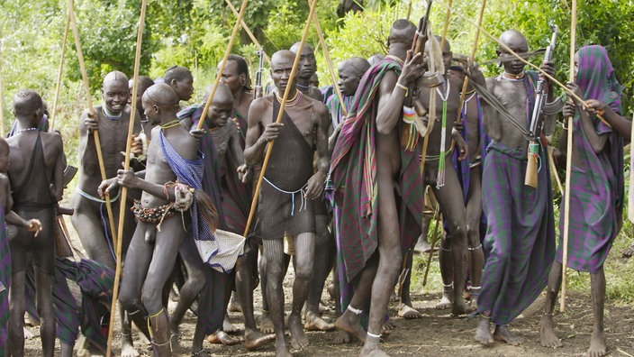 Krieger der Surma bei der Donga-Zeremonie. | Bildquelle: Mauritius Krieger der Surma bei der Donga-Zeremonie.