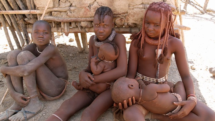Ein Himbamädchen mit Baby.