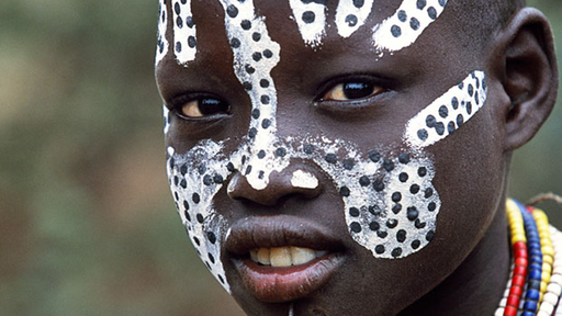 Mädchen vom äthiopischen Stamm der Kara mit bemaltem Gesicht.