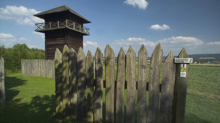 Rekonstruierter Limeswachturm aus Holz mit Palisaden