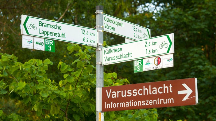 Wegweiser zu den Stätten der Varusschlacht in Kalkriese | Bildquelle: WDR/Rainer Hackenberg Wegweiser zu den Stätten der Varusschlacht in Kalkriese