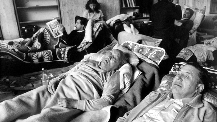 1980: Sinti im Hungerstreik auf dem Gelände des ehemaligen Konzerntrationslagers Dachau | Bildquelle: dpa / Frank Leo 1980: Sinti im Hungerstreik auf dem Gelände des ehemaligen Konzerntrationslagers Dachau
