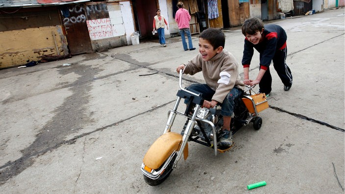 Roma Kinder spielen in einem Camp in Mitrovica