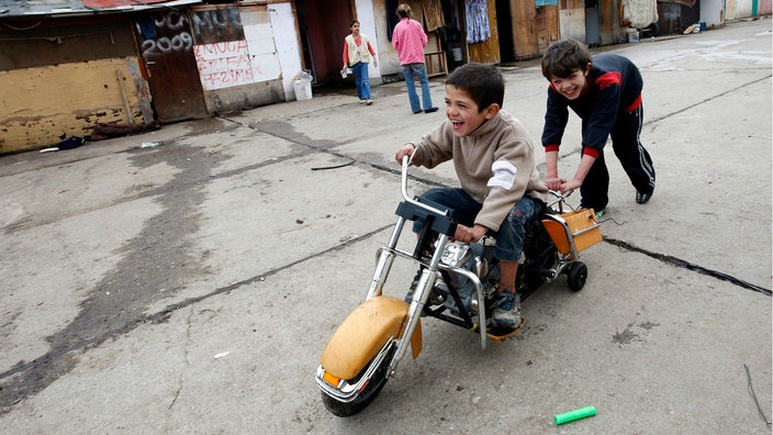 Roma Kinder spielen in einem Camp in Mitrovica | Bildquelle: picture-aliance / dpa / Valdrin Xhemaj Roma Kinder spielen in einem Camp in Mitrovica