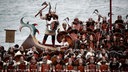 Als Wikinger verkleidete Männer auf enem Schiff