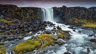 Isländische Landschaft mit Wasserfall 