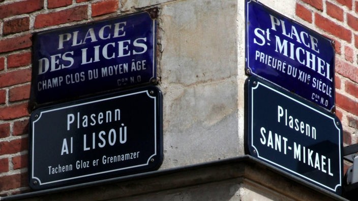 Zweisprachige Straßenschilder in der Bretagne
