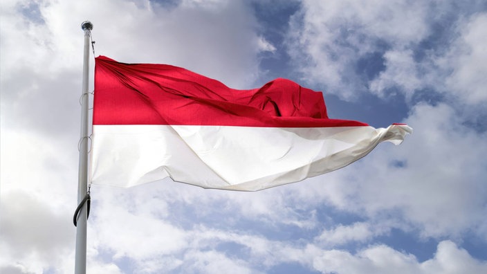 Die Flagge von Monaco | Bildquelle: Chromorange / newspixx vario ima Die Flagge von Monaco