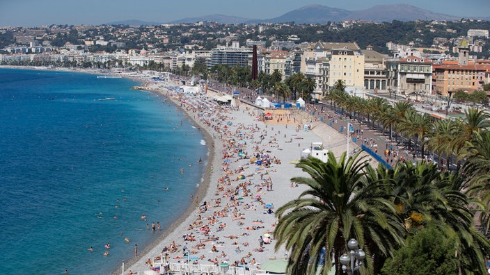 Strand und Strandpromenade von Nizza. | Bildquelle: dpa/Ian Langsdon Strand und Strandpromenade von Nizza.