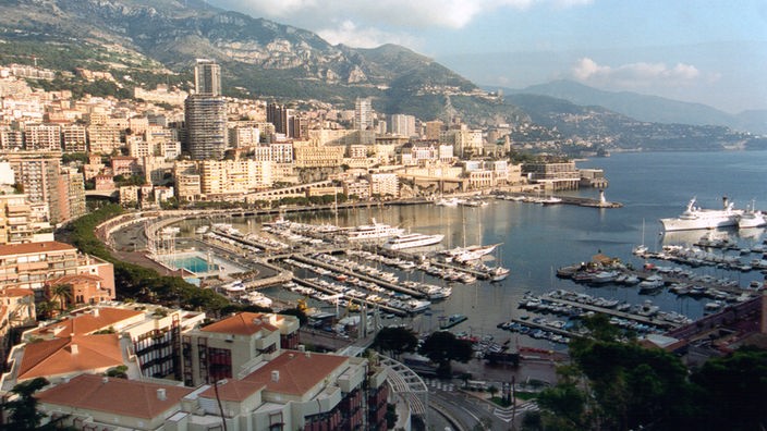 Stadtansicht und Hafen von Monte Carlo.