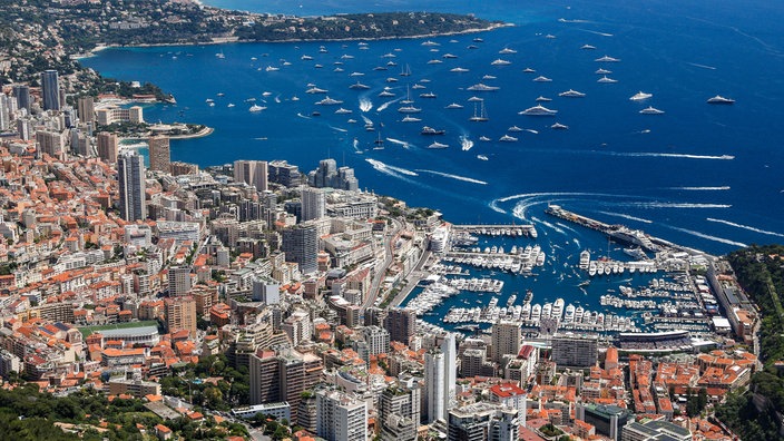 Stadtansicht und Hafen von Monte Carlo.