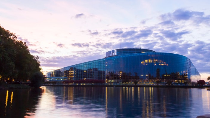 Blick über Wasser auf ein modernes Gebäude