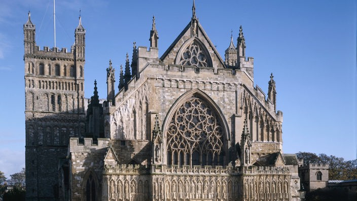 Das Foto zeigt die Außenansicht der aus Beerstone erbauten Kathedrale von Exeter.