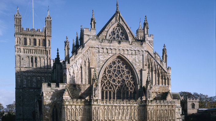 Das Foto zeigt die Außenansicht der aus Beerstone erbauten Kathedrale von Exeter. | Bildquelle: akg-images/A.F.Kersting Das Foto zeigt die Außenansicht der aus Beerstone erbauten Kathedrale von Exeter.