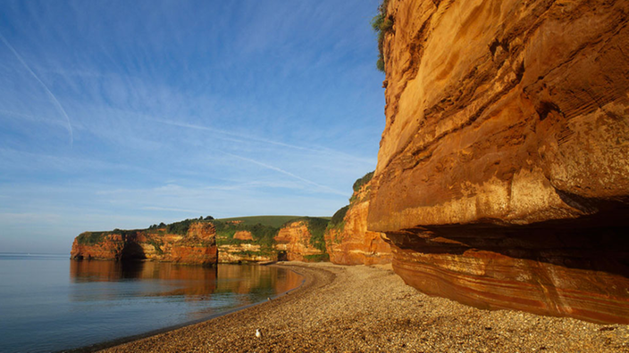 Das Bild zeigt einen roten Felsen im Meer. | Bildquelle: wdr Das Bild zeigt einen roten Felsen im Meer.