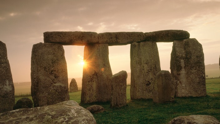 Stonehenge bei Sonnenaufgang am Mittsommertag. Das Licht strahlt durch die Sarsensteine | Bildquelle: INTERFOTO/ Mary Evans Stonehenge bei Sonnenaufgang am Mittsommertag. Das Licht strahlt durch die Sarsensteine