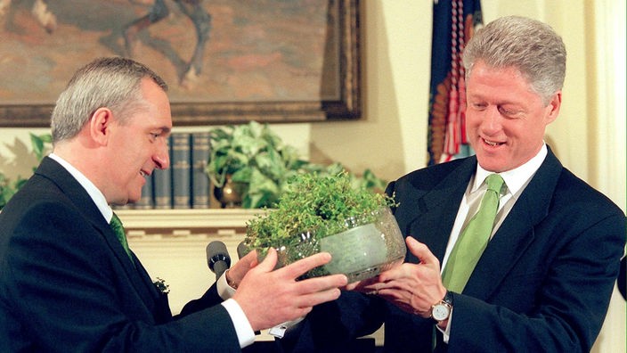 Bertie Ahern und Bill Clinton – der Premierminister Irlands überreicht dem Präsidenten der USA eine Schale mit irischem Klee