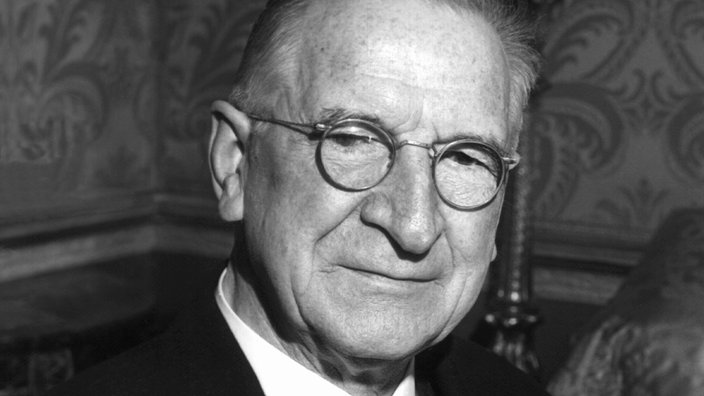 Fotoporträt des berühmten irischen Staatspräsidenten Eamon de Valera. | Bildquelle: dpa/Picture-Alliance Fotoporträt des berühmten irischen Staatspräsidenten Eamon de Valera.